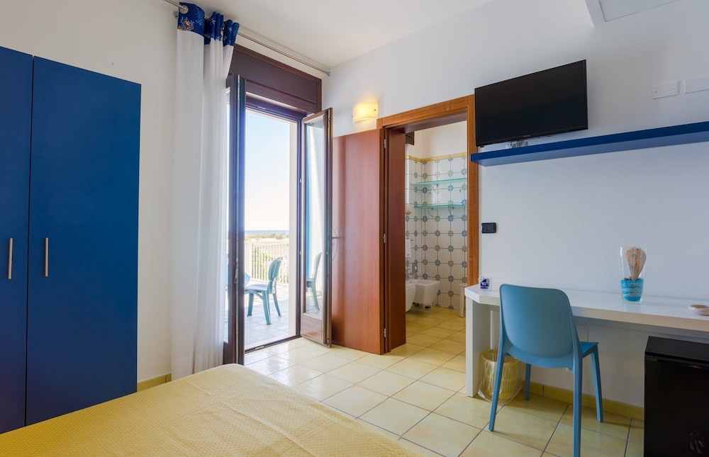 Double Room, Accessible - Photo 7