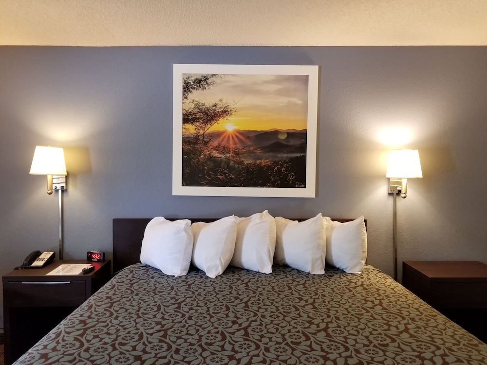 Standard Room, 1 King Bed photo 3