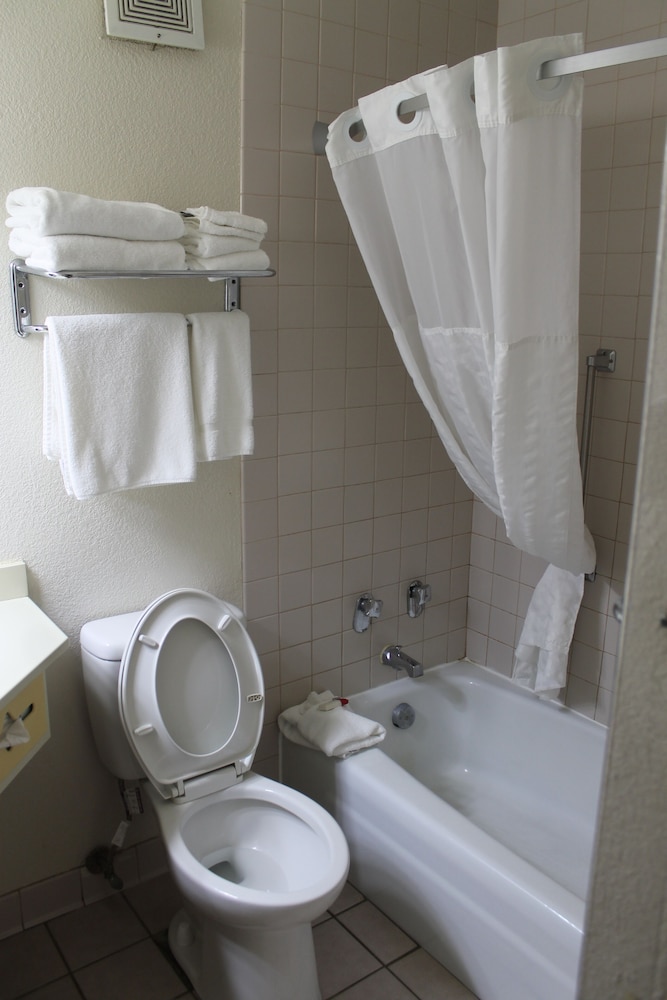 Room, 2 Queen Beds, Non Smoking (Pet Friendly) - Photo 3