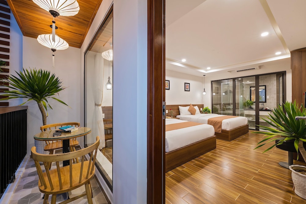 Family Balcony With Courtyard View - Photo 1