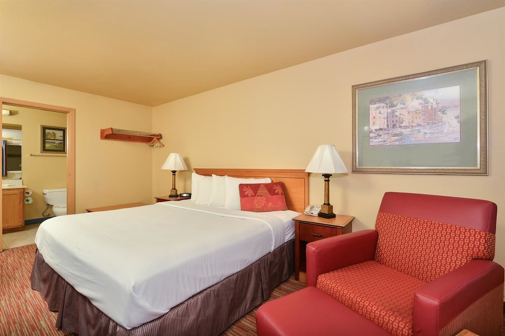 Room, 1 King Bed, Non Smoking - Photo 8