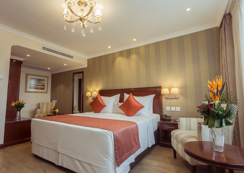 Woodlands Executive Suite photo 1