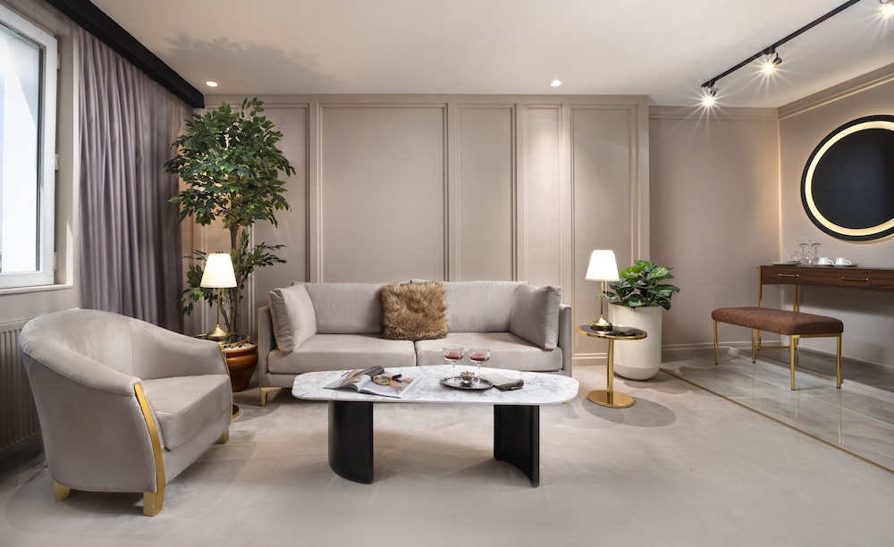 Executive Junior Suite with Spa Bath - Fireplace - Private Lounge Access