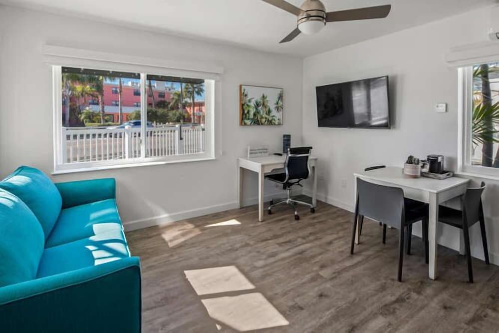 Villas 1 Bedroom King Suite Partial Ocean view