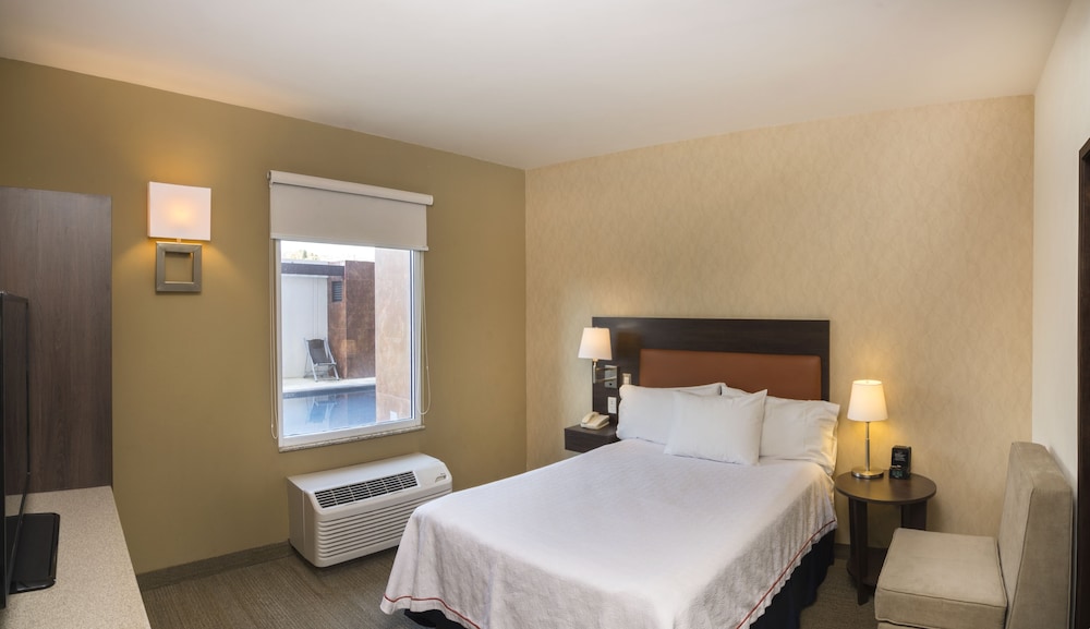Suite, 1 Queen Bed, Accessible, Non Smoking (Roll In Shower)
