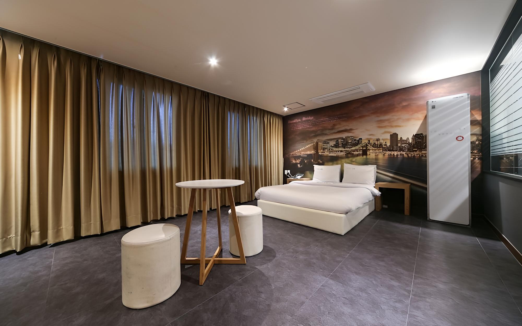 Room (Suite (with styler / Netflix availabl) photo 1