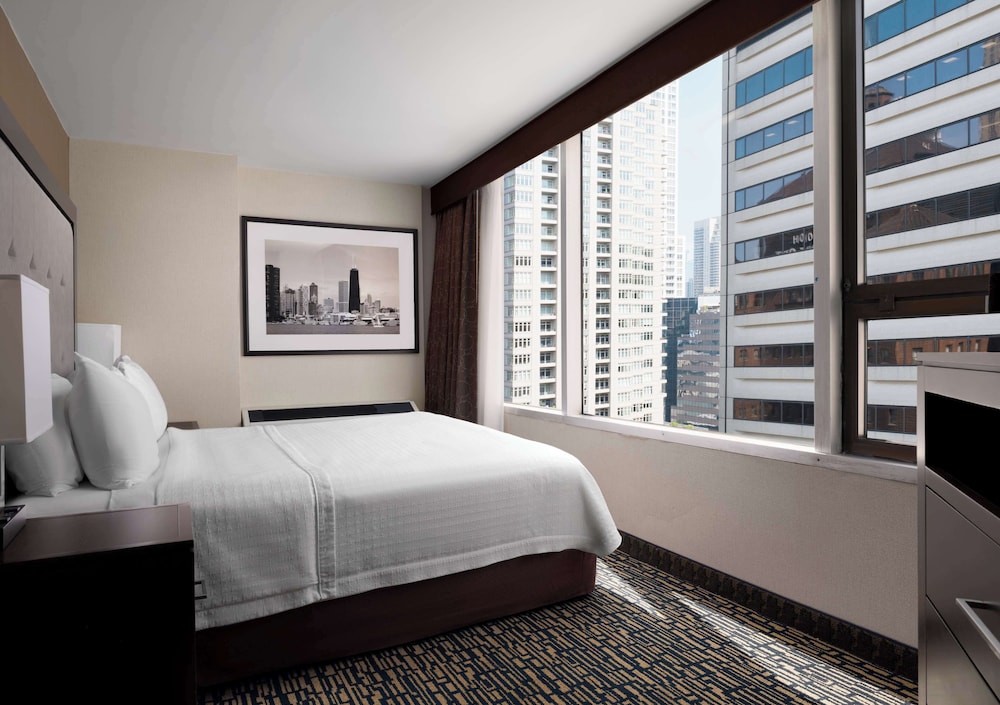 Suite, 1 King Bed, Accessible (Roll-In Shower)
