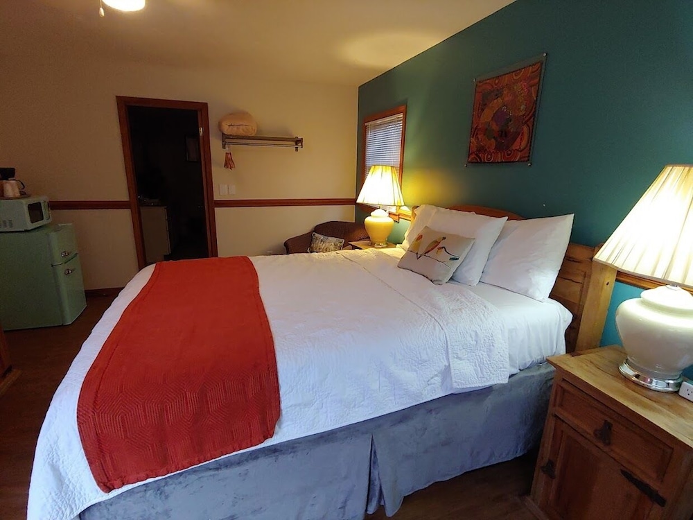 Room, 1 Queen Bed, Jetted Tub, Mountain View photo 1