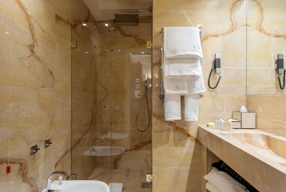 Comfort Room, 1 King Bed - Photo 5