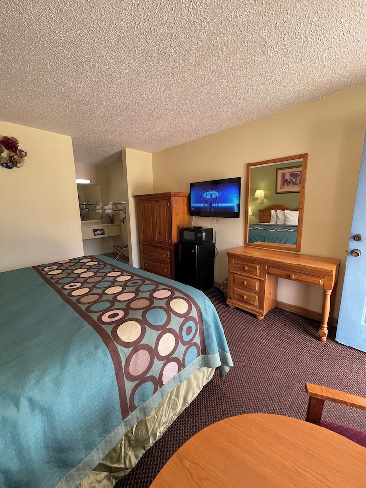 Standard Room, 1 King Bed, Non Smoking - Photo 4