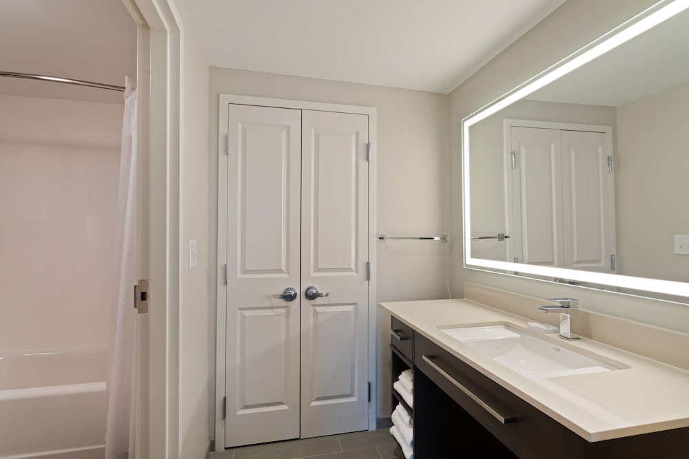 Suite, 1 Bedroom - Photo 2