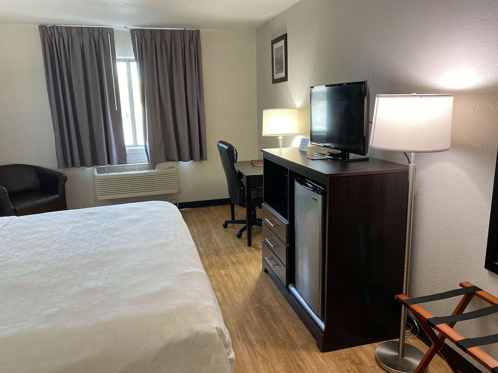 Deluxe Room, 1 King Bed, Non Smoking, Refrigerator & Microwave photo 3