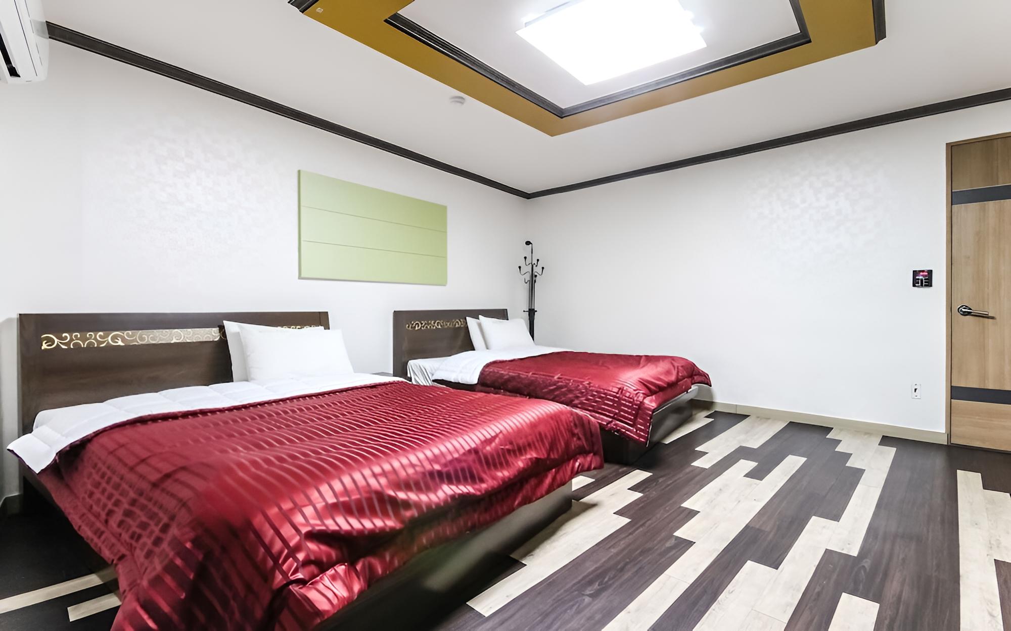 Room (Twin) - Photo 3