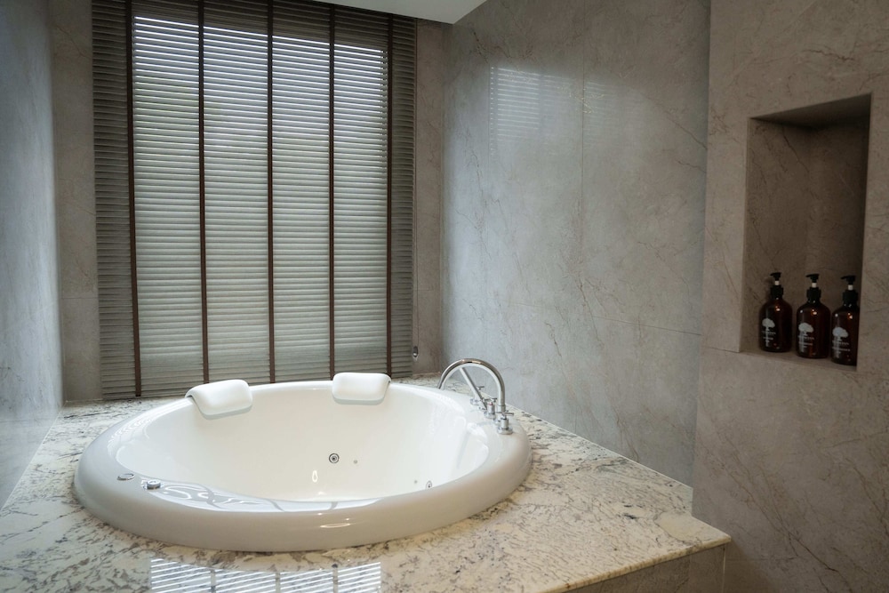 Grand Family Room - Photo 4