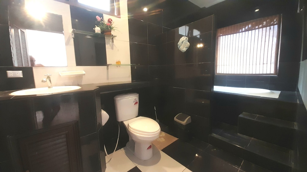 3 bedroom house with living room & kitchenette photo 3