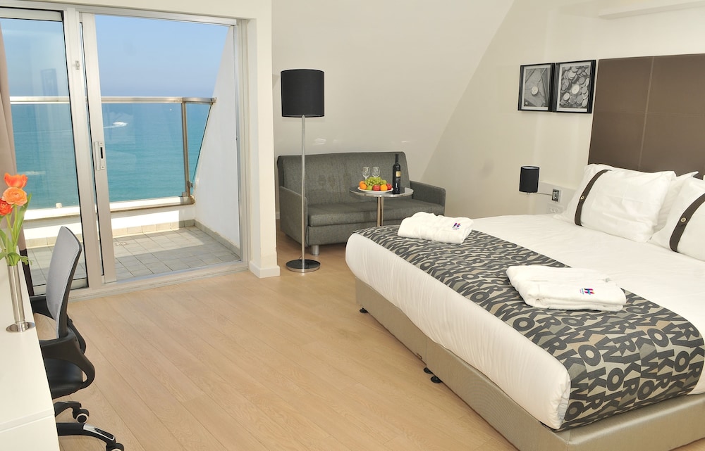 Deluxe Double Room, 1 King Bed, Club Lounge Access, Sea View