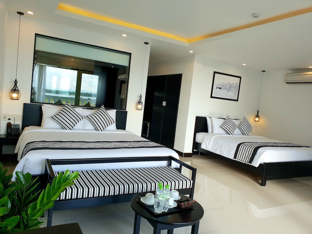 Family Quadruple Room, 2 Queen Beds, Bathtub photo 3