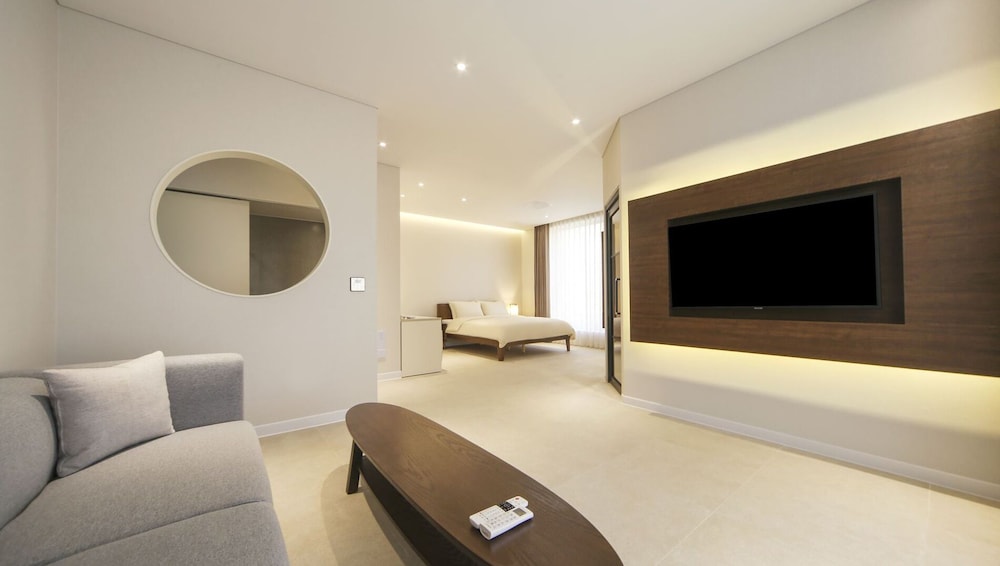 Suite - Photo 1