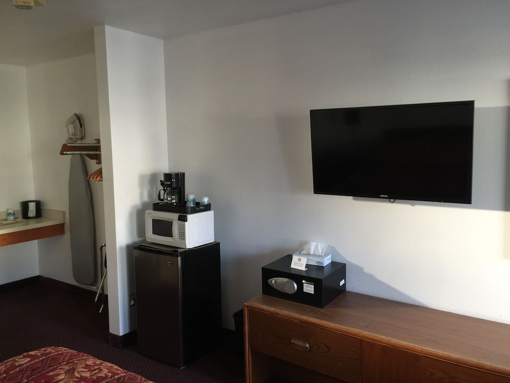 Single Room, 1 Queen Bed (No Pets) photo 2