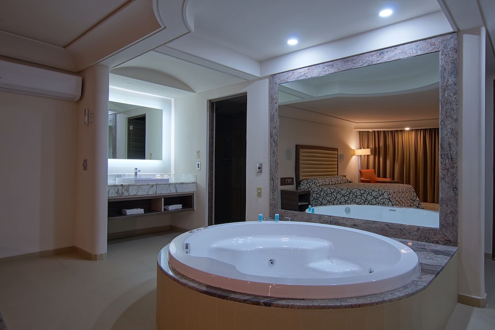 Deluxe Suite, 1 King Bed, Non Smoking, Jetted Tub photo 2