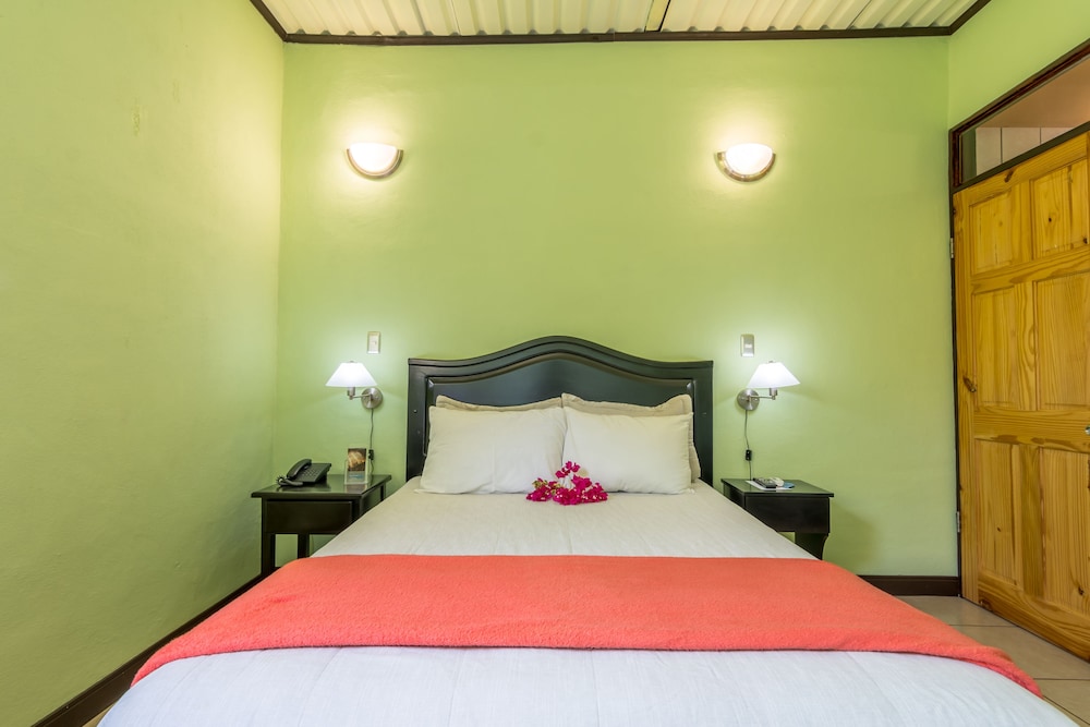 Standard Triple Room, Pool Access photo 2