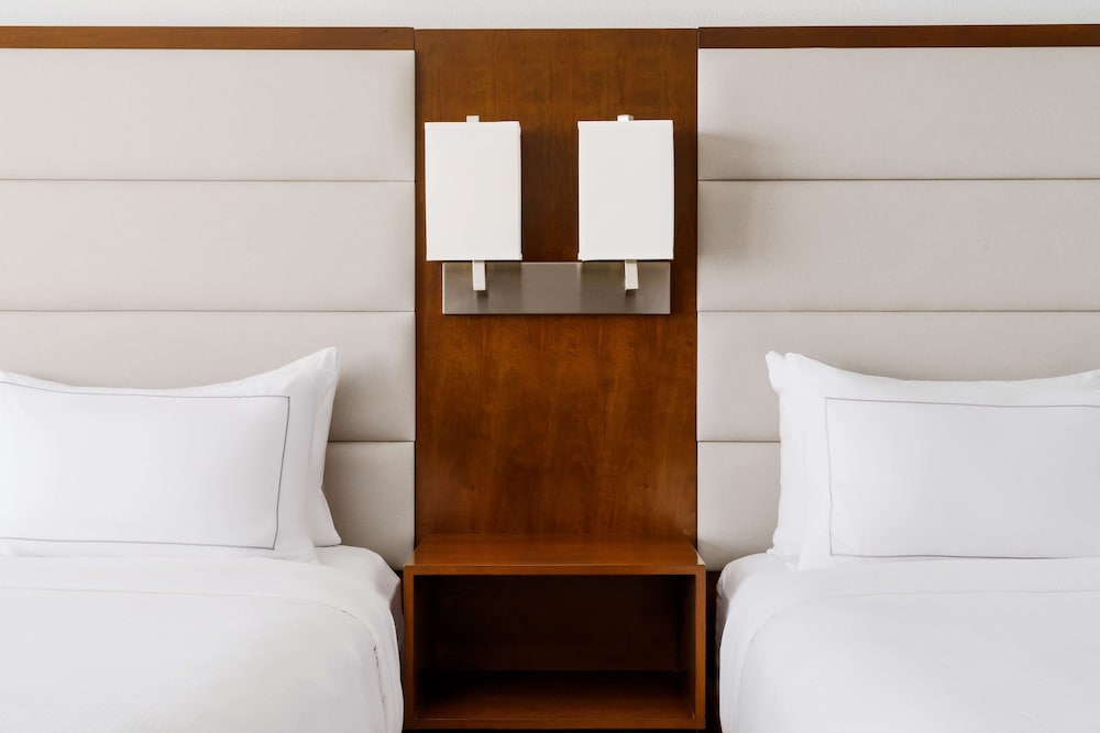 Room, 2 Queen Beds, Accessible, Bathtub (City View) photo 3