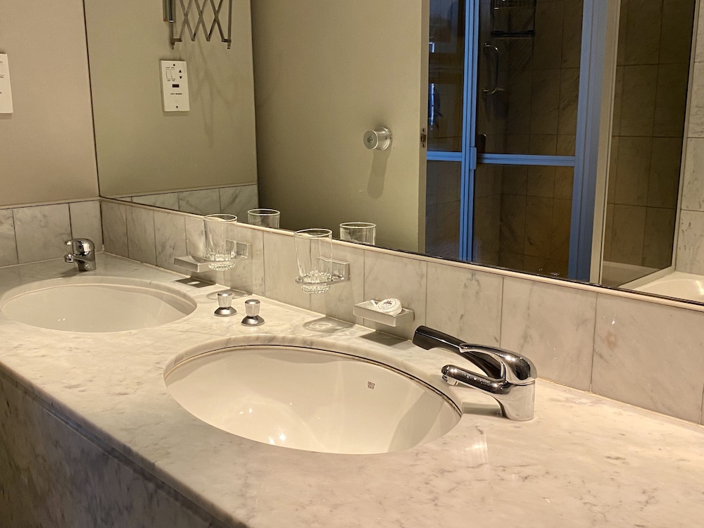 Executive Suite, 1 Queen Bed, Non Smoking, Harbor View thumbnail 5