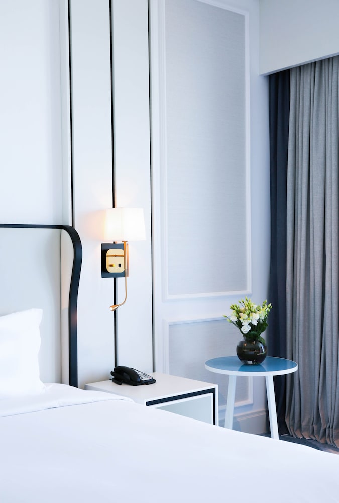 Club Room, 1 King Bed, Balcony, Partial Sea View