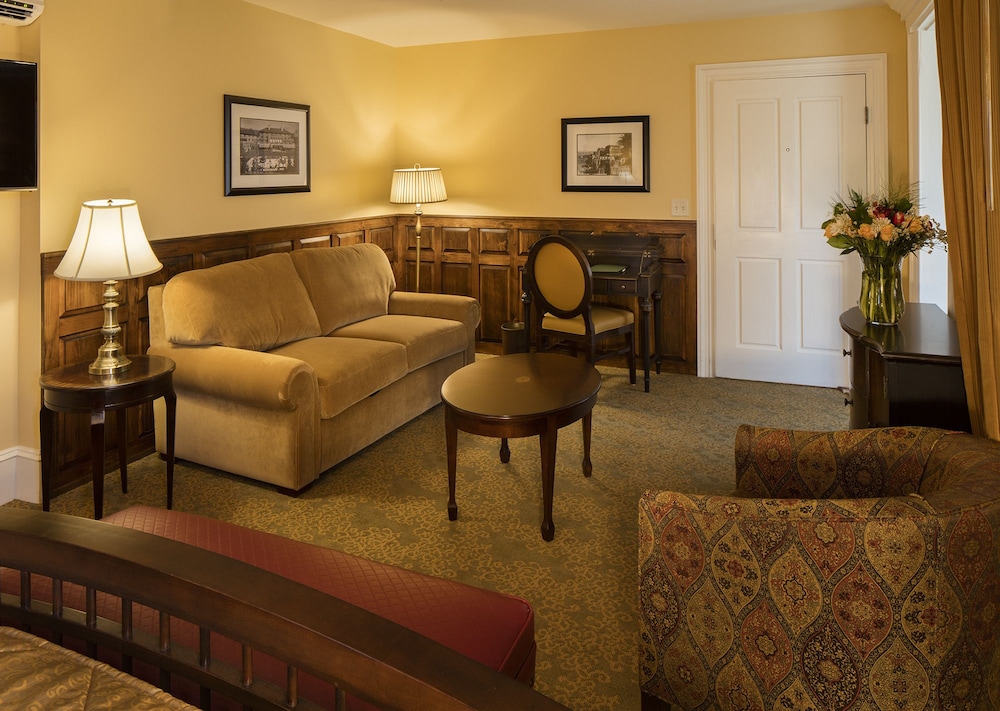 Standard Suite, 1 Queen Bed with Sofa bed, Non Smoking photo 3