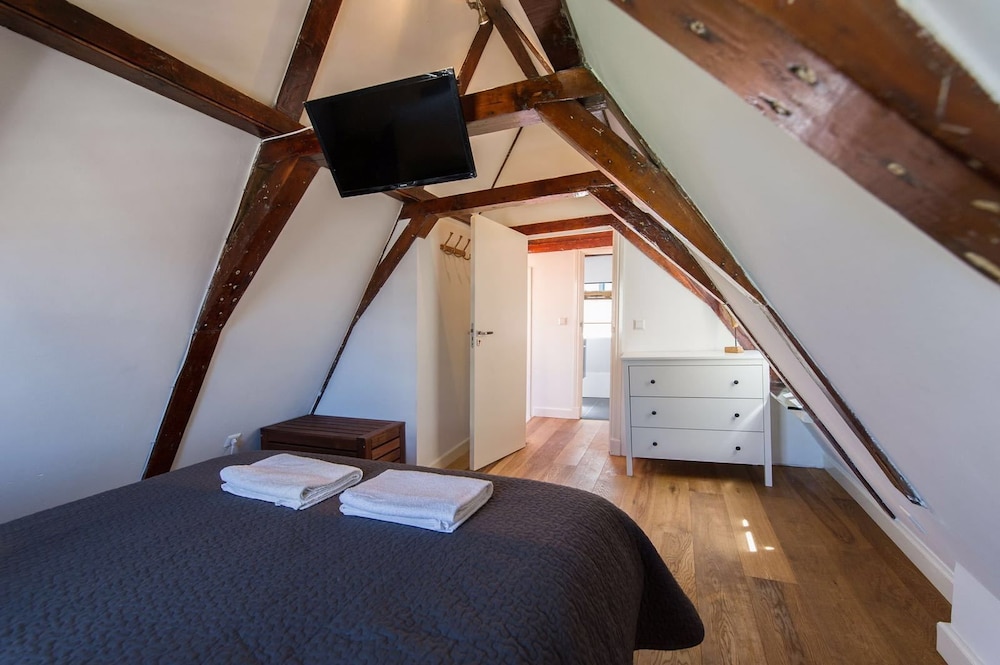 City Room photo 3
