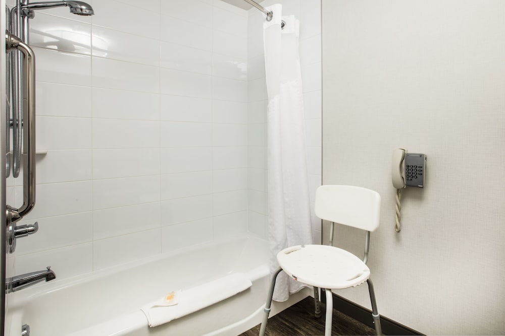 Standard Room, 1 Queen Bed, Accessible (Mobility, Accessible Tub) - Photo 3