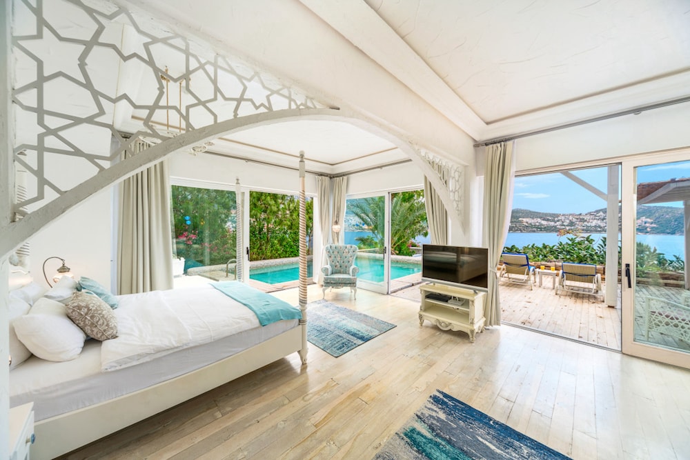 Signature Pool Suite