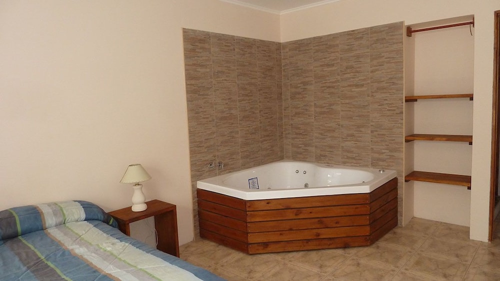 Comfort Cabin, 2 Bedrooms, Hot Tub photo 2