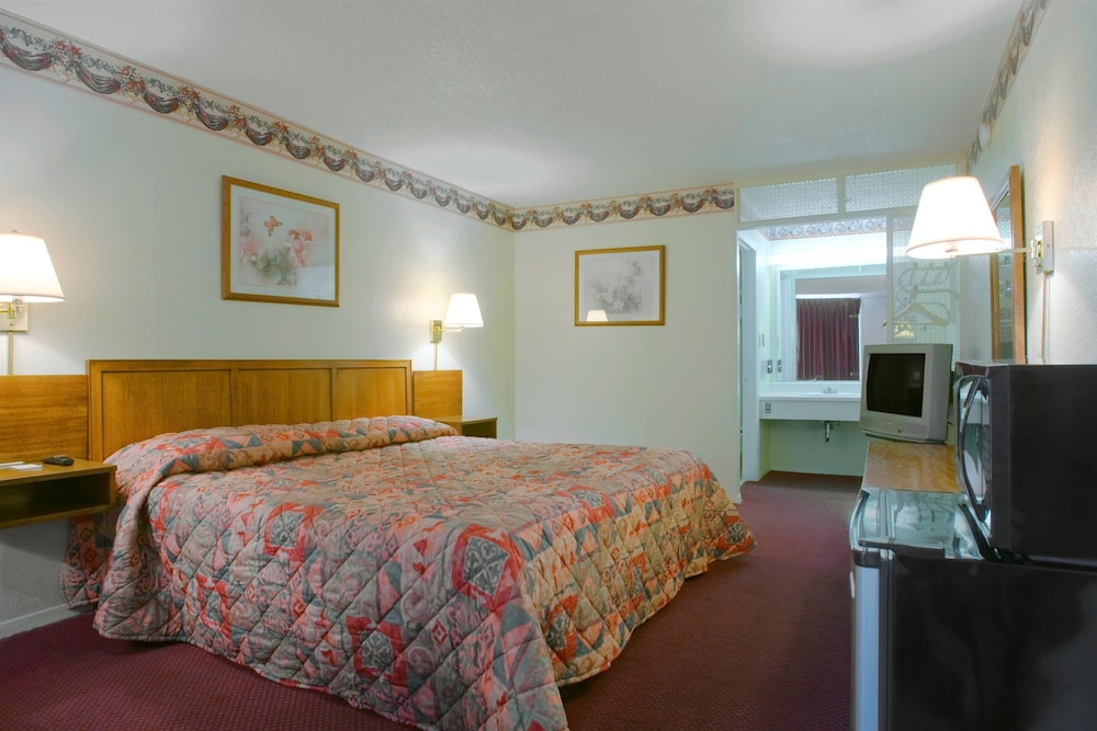 Room, 1 King Bed - Photo 3