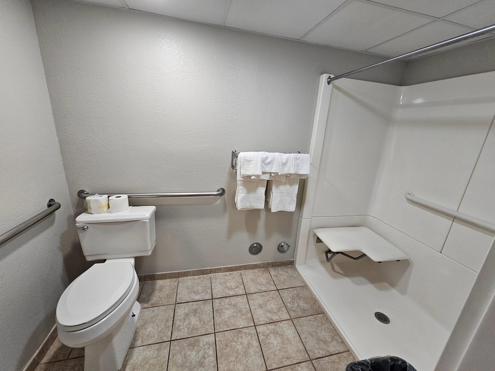 Room, 2 Queen Beds, Accessible, Non Smoking - Photo 4