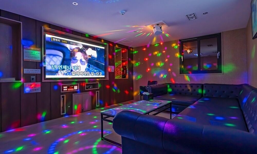 VIP Party Room - Photo 6