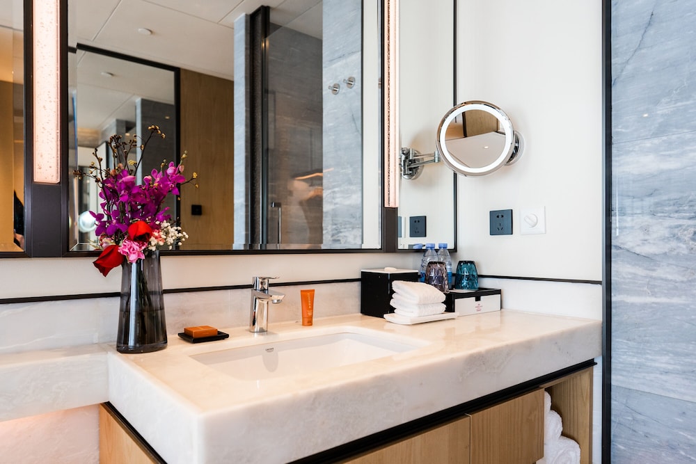 Standard Room, 2 Twin Beds, Club Lounge Access, City View - Photo 2