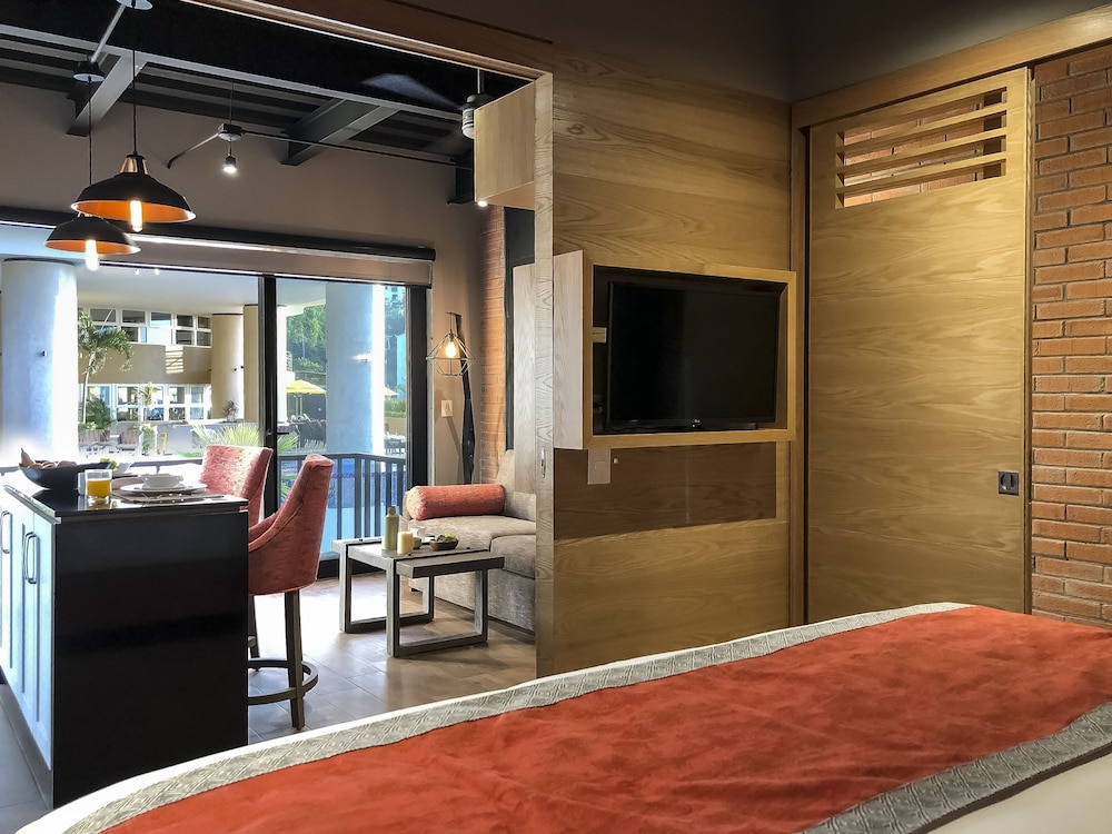 1 Bed 1 Bath Street/partial Ocean View Suite