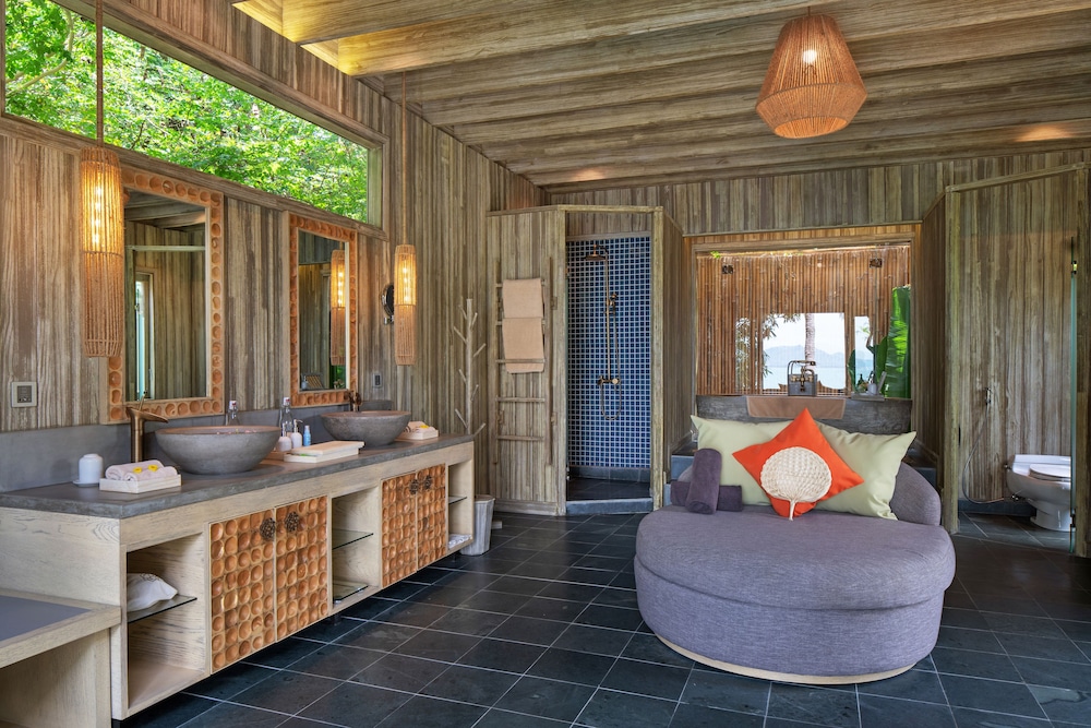 Beachfront Pool Villa photo 2
