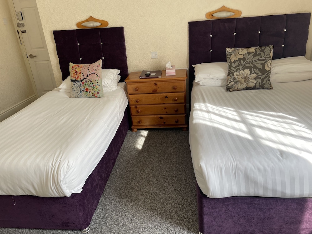Standard Triple Room, Ensuite photo 2