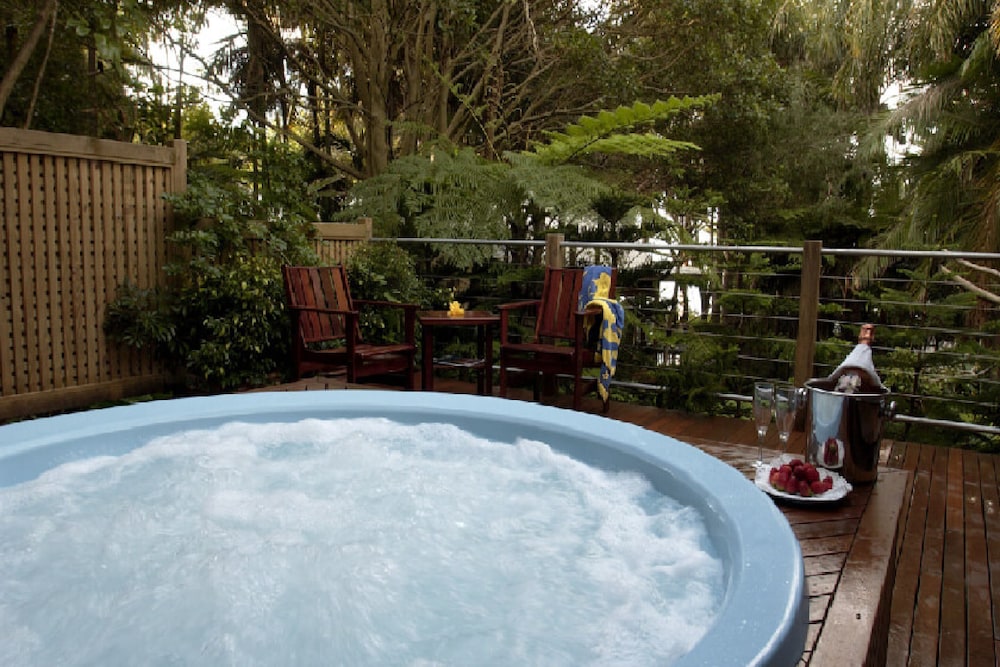Bungalow, 1 King Bed, Hot Tub, Garden Area photo 3