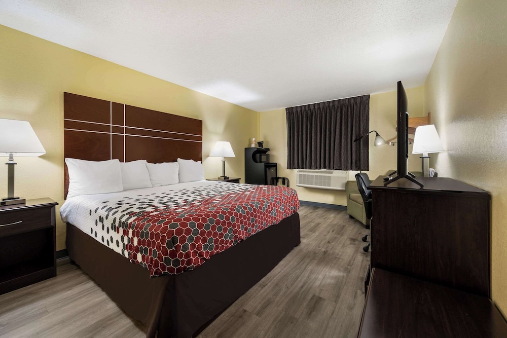Standard Room, 1 King Bed, Non Smoking - Photo 1