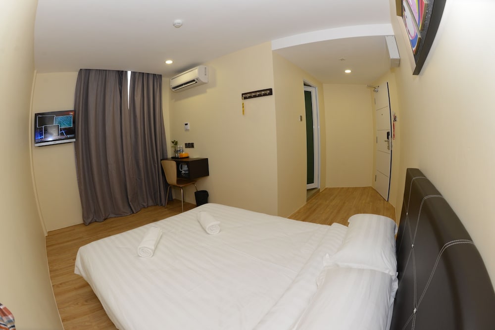 Deluxe Room, 1 Queen Bed photo 2