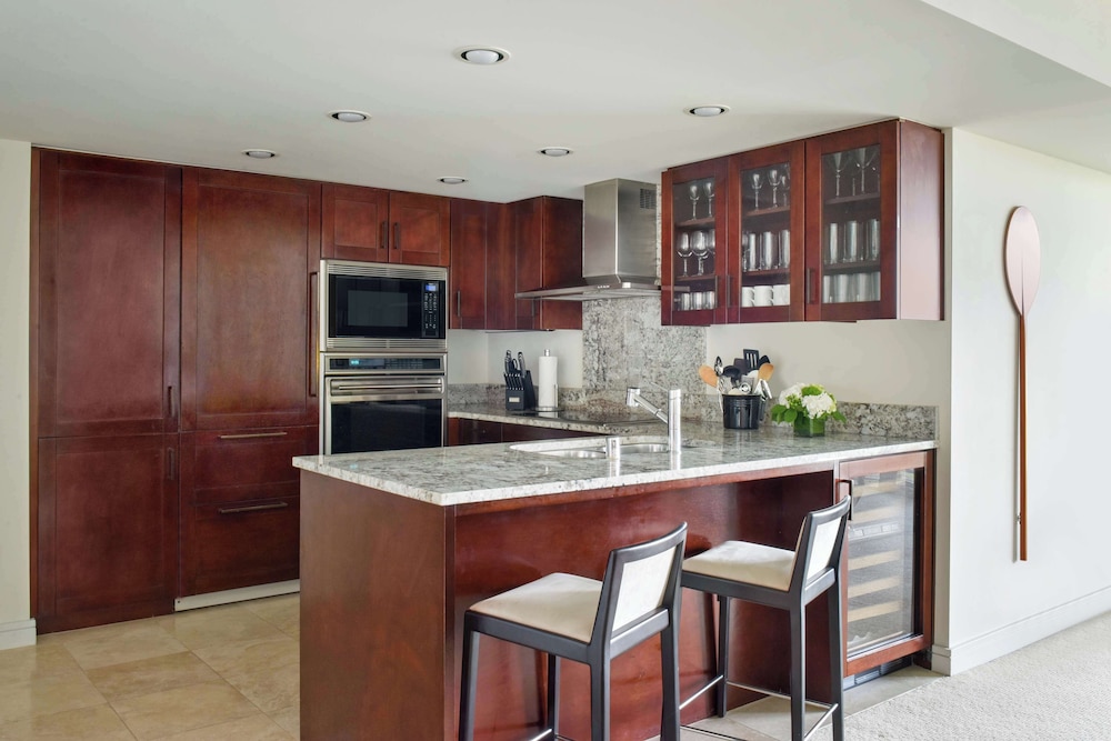 Premium Suite, 1 Bedroom With Den, Ocean View (Accessible, Roll-In Shower)