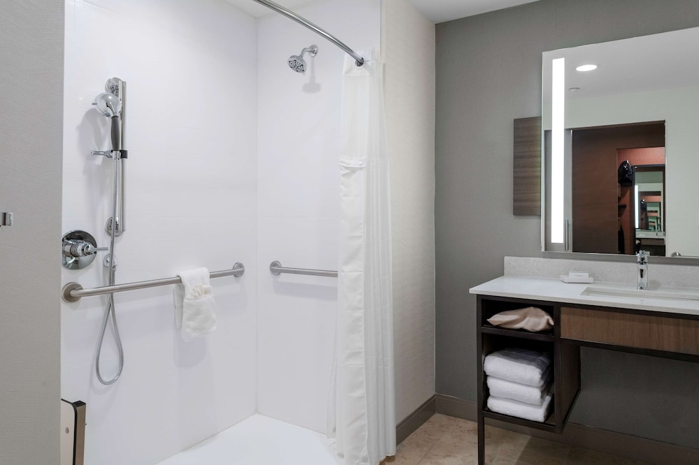 Room, 2 Queen Beds, Accessible, Pool View (Roll-In Shower) - Photo 3