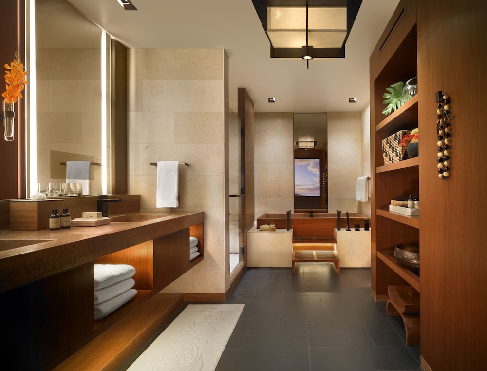 Suite, 1 King Bed, Garden View (ohana)