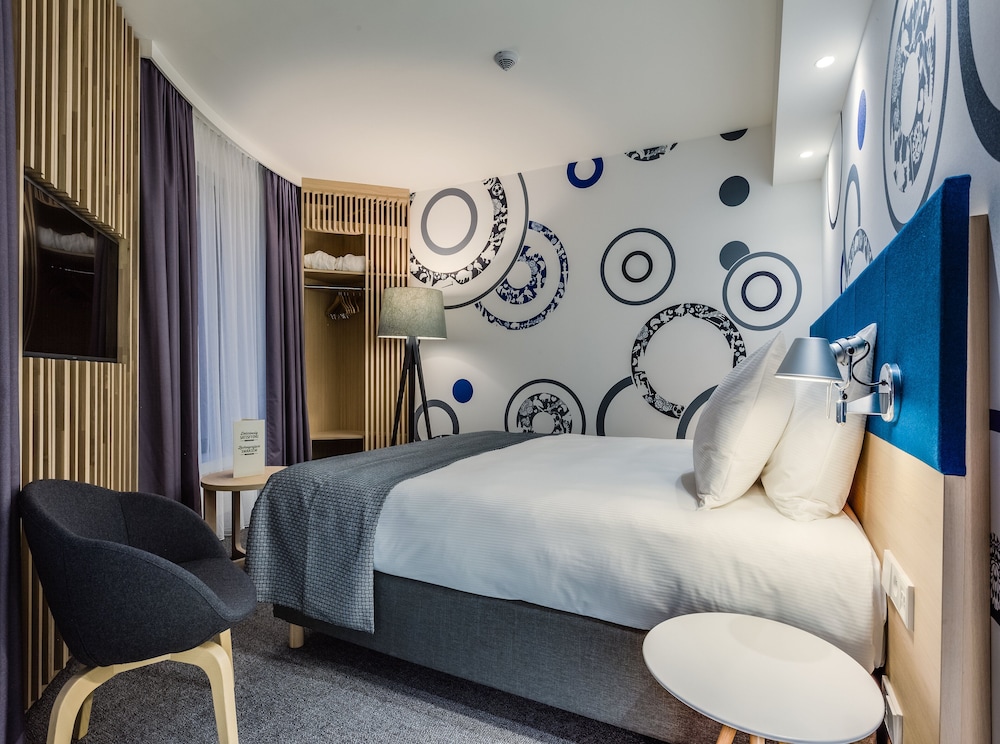 Suite, 1 King Bed, City View photo 3