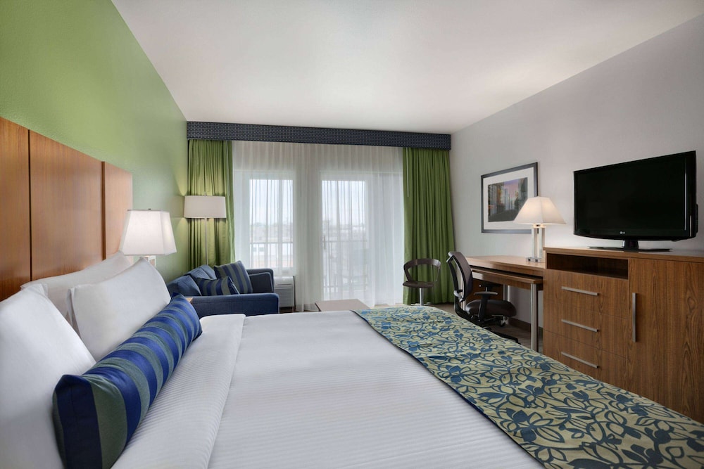 Deluxe Room, 1 King Bed, Non Smoking, Balcony photo 1