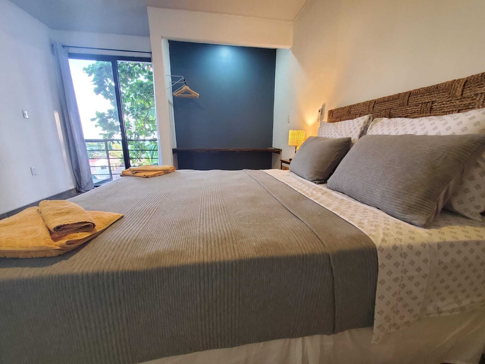 Room, 1 Queen Bed, Garden View photo 2