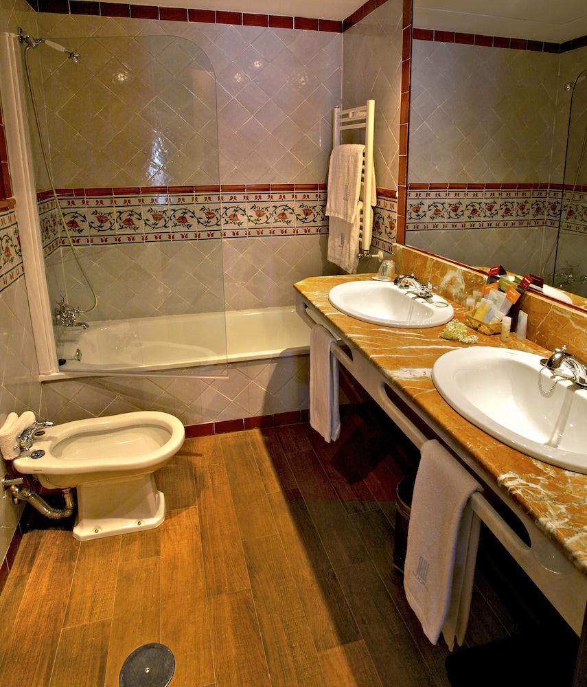 Standard Double Room - Photo 12